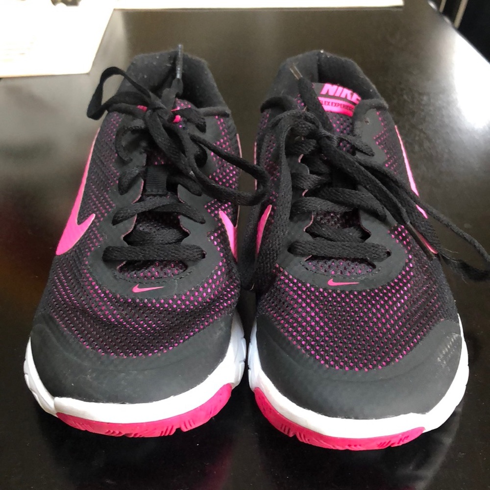 Black and pink nike flex sneakers!